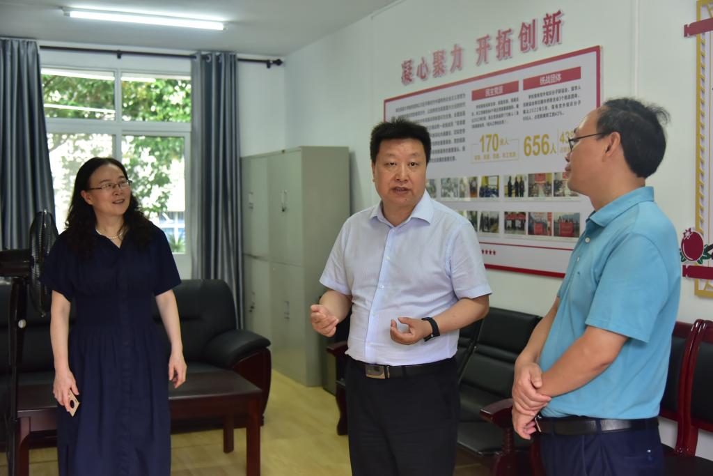 [动态]省侨联副主席谭必恩到永利官网调研基层侨联组织建设工作