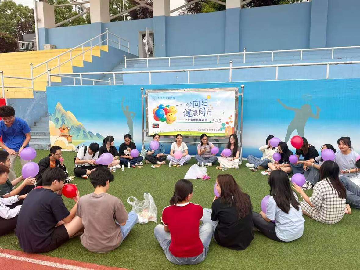 图片包含 草, 人, 户外, 建筑 AI 生成的内容可能不正确。